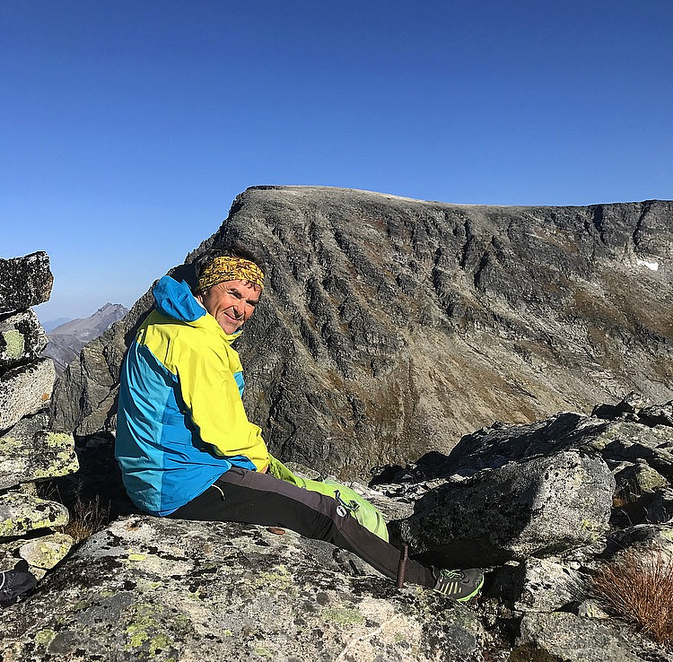 Kyrfonntinden, dagens første topp.
Sjøboltinden bak