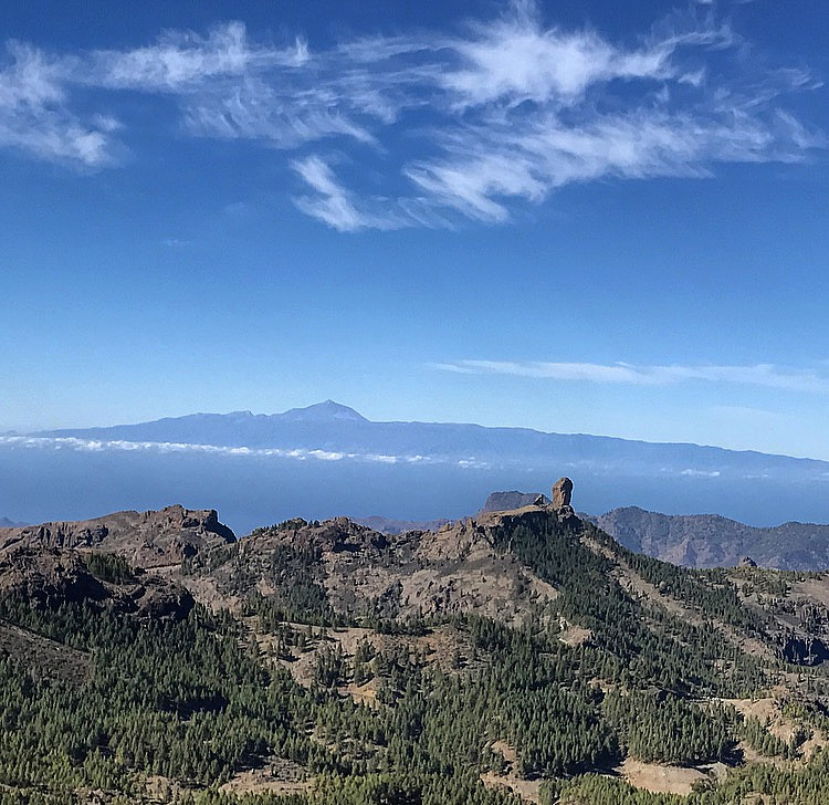 Roque Nublo.
Teide på Tenerife i bakgrunnen