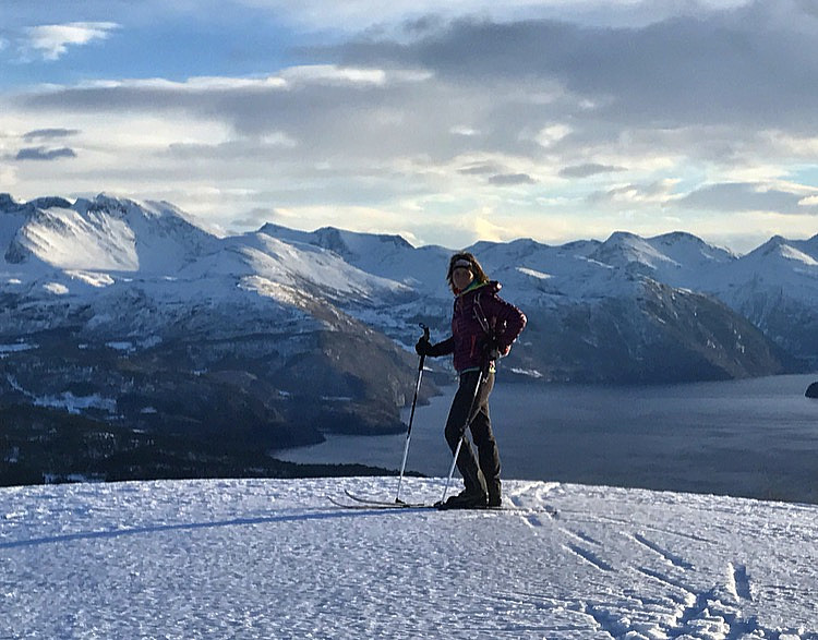 Kystnær skitur med fin utsikt til flotte Sunnmørsfjell :)