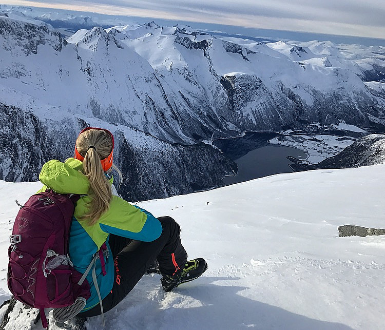 Nora nyter utsikten mot Eikesdalen :)