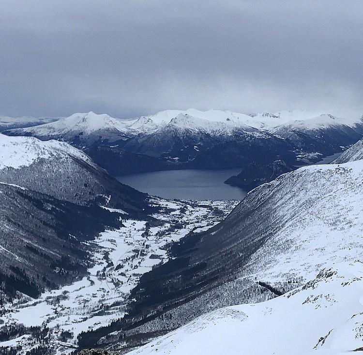 Mot Måndalen