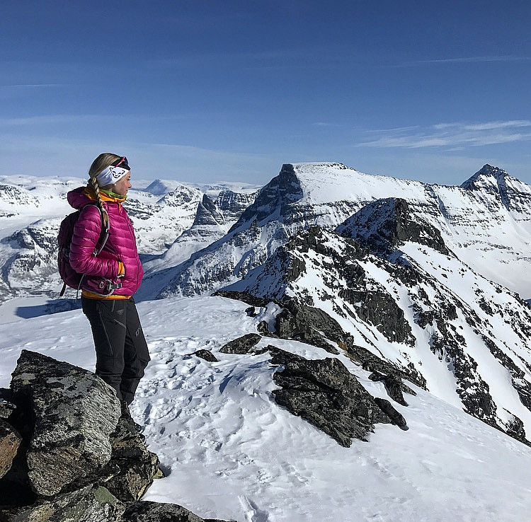 På Sandvikhaugen.
Innerdalstårnet, Skarfjellet,Trolla, Tritindan & Hesten
