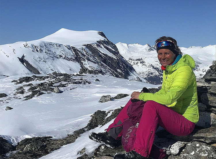 På Fetegga. Storfjellet bak.