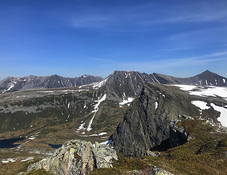 Fjellrekka frå gårsdagens tur lengst bak og dagens tur foran :)