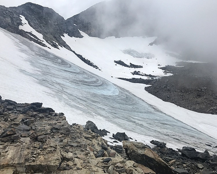 Mye av isen har kommet frem på breen