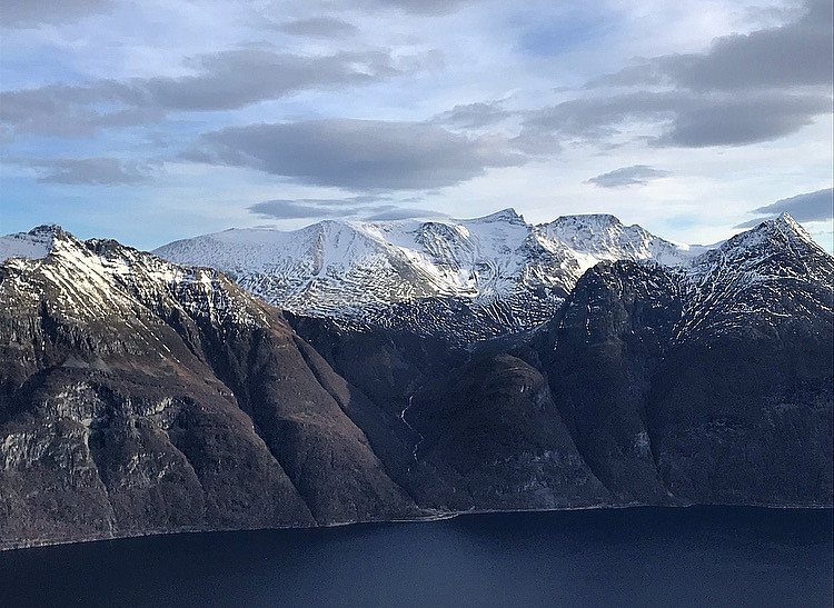 Snø på de høyeste Sunndalsfjella