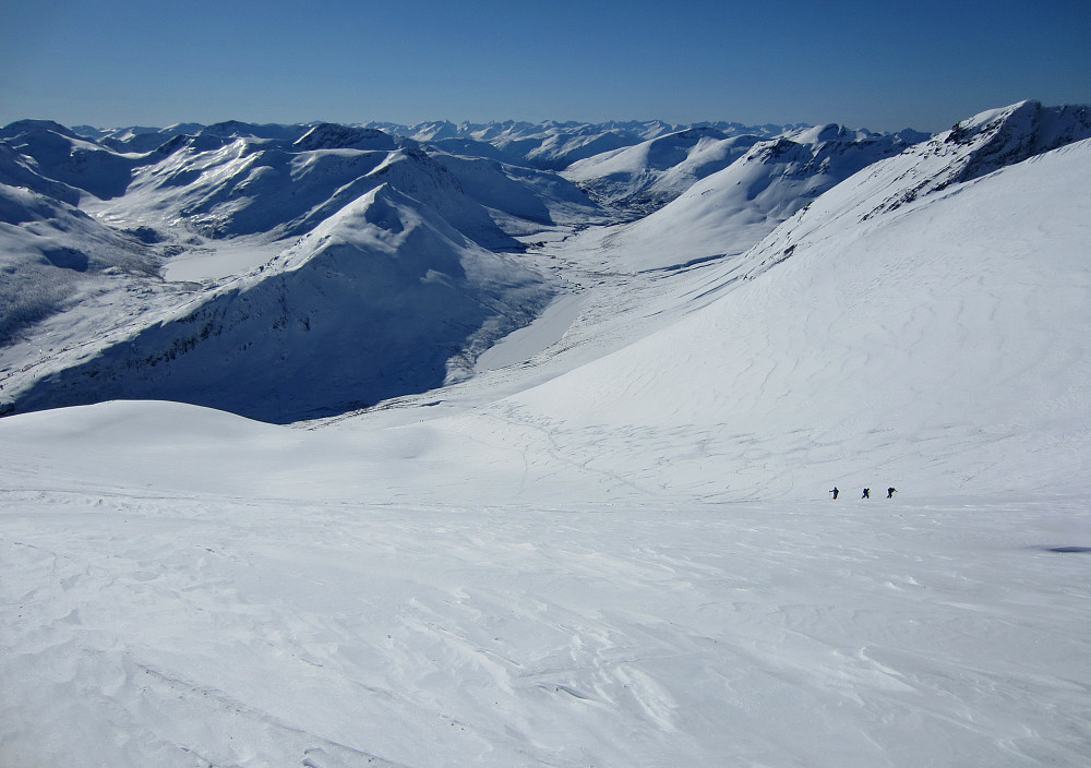 I retning Stordal. Litlevasstinden til høgre, og Kamben langt der nede til venstre for midten. Sunnmørsalpane i bakgrunnen.