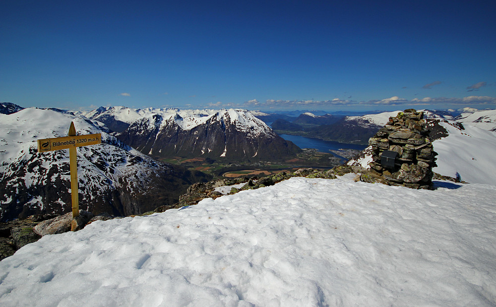 Blånebba og nedover mot Åndalsnes.