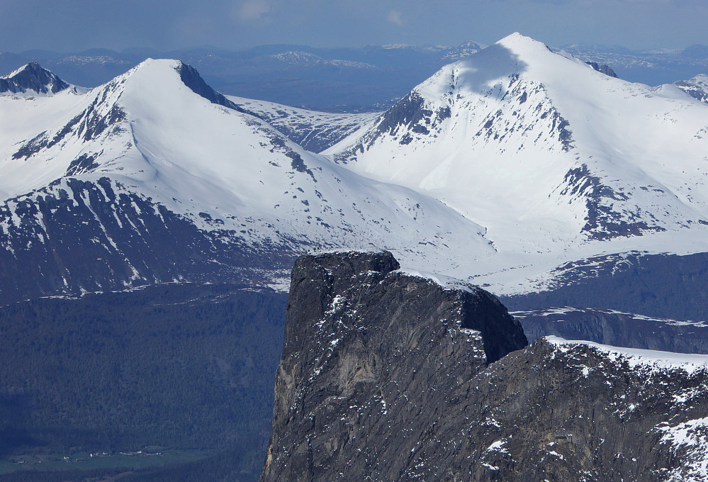 Romsdalshornet, med Kyrkjetaket og Kjøvskartinden i bakgrunnen.