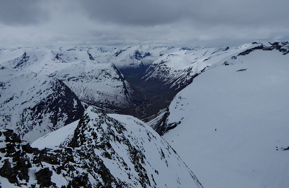 På Ringshornet, utsikt nedover mot Valldalen.