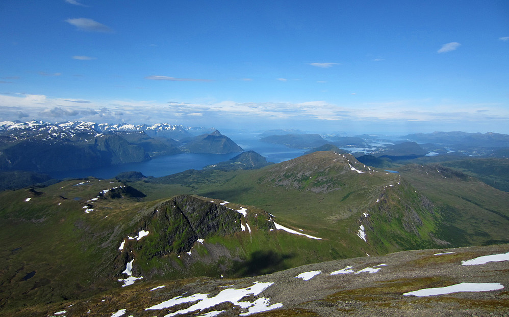 Flott utsikt ut fjorden i retning Ålesund.