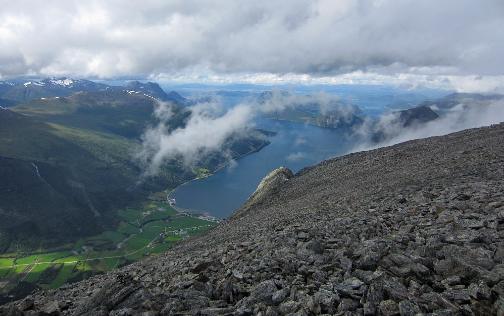 Lavt skydekke over Innfjorden.