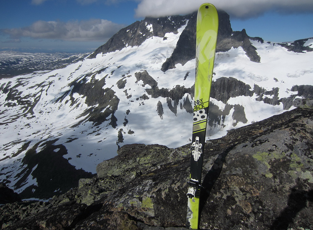Viss nokon saknar ei ski...Denne står ca 100 høgdemeter under toppen.