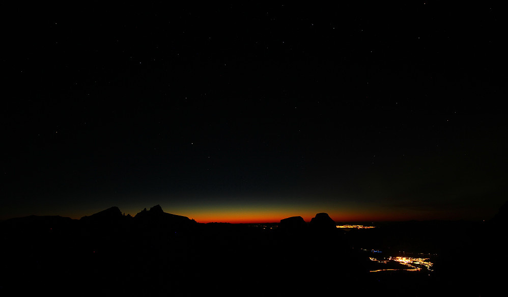 Flott himmel og nordlys over Romsdalen.