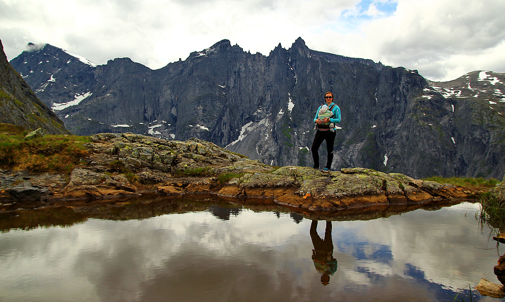 Marianne og Iver framfor Trollveggen.