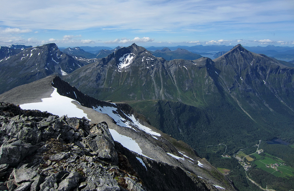 Nonstinden, Middagstinden og Skjervan i bakgrunnen.