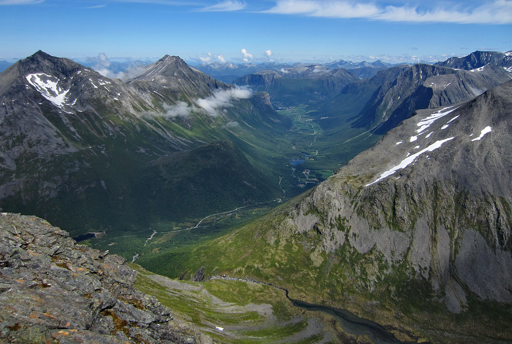Flott utsikt nedover Innfjorden.