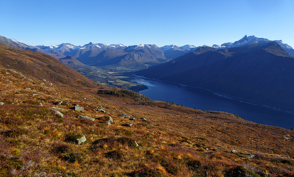 Mot Isfjorden.