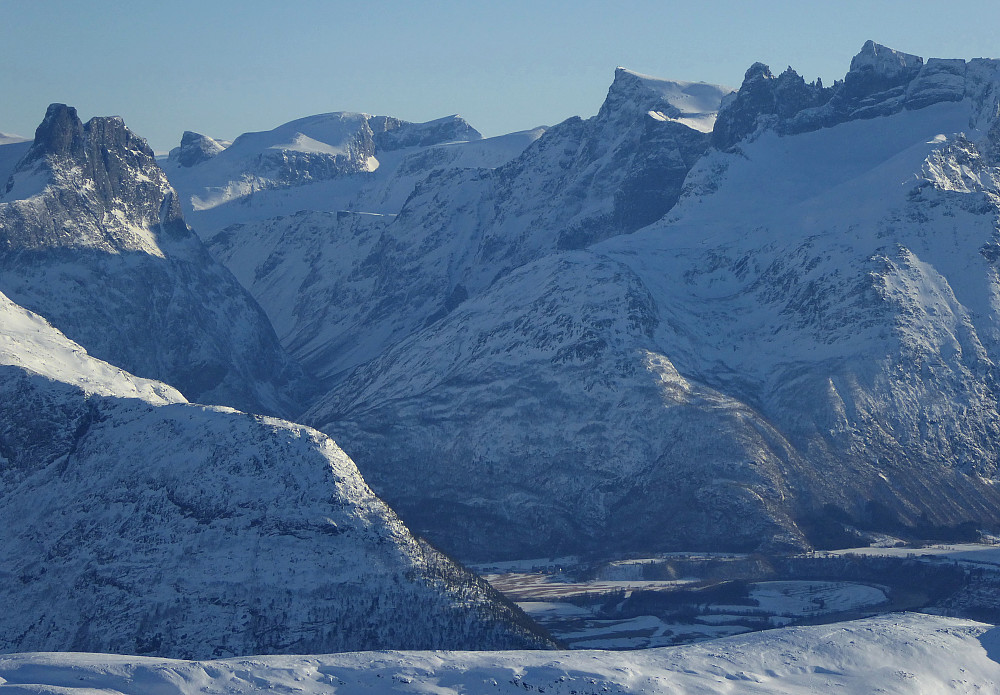 Romsdalen, med Romsdalshornet og Trolltindane på kvar side av dalen.