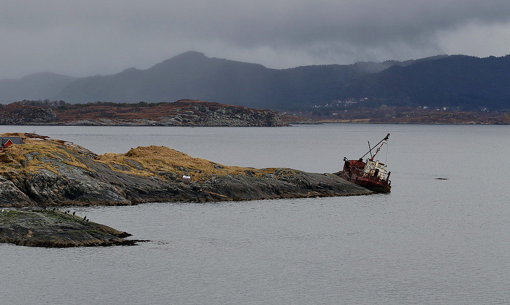 Skipsvrak. Averøy i bakgrunnen.