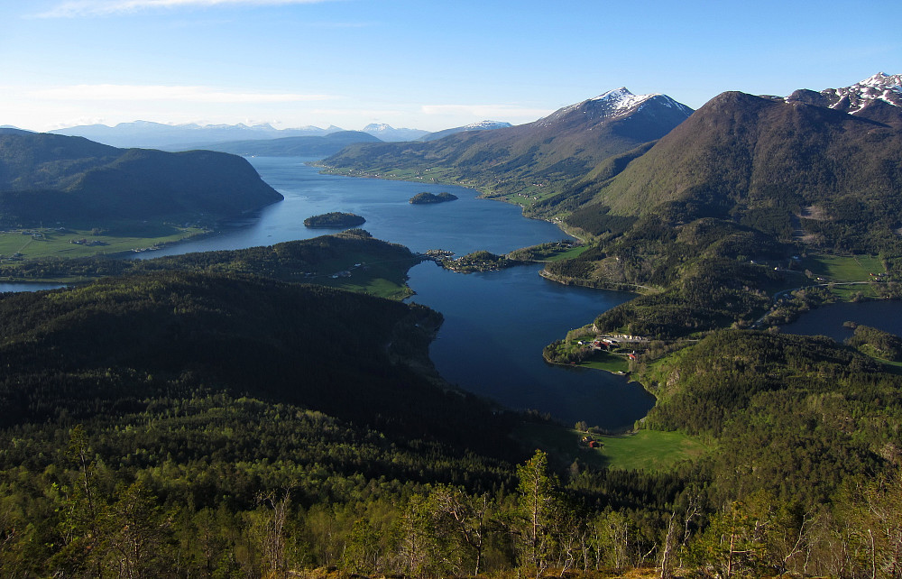 Utsikt ut Rødvenfjorden.