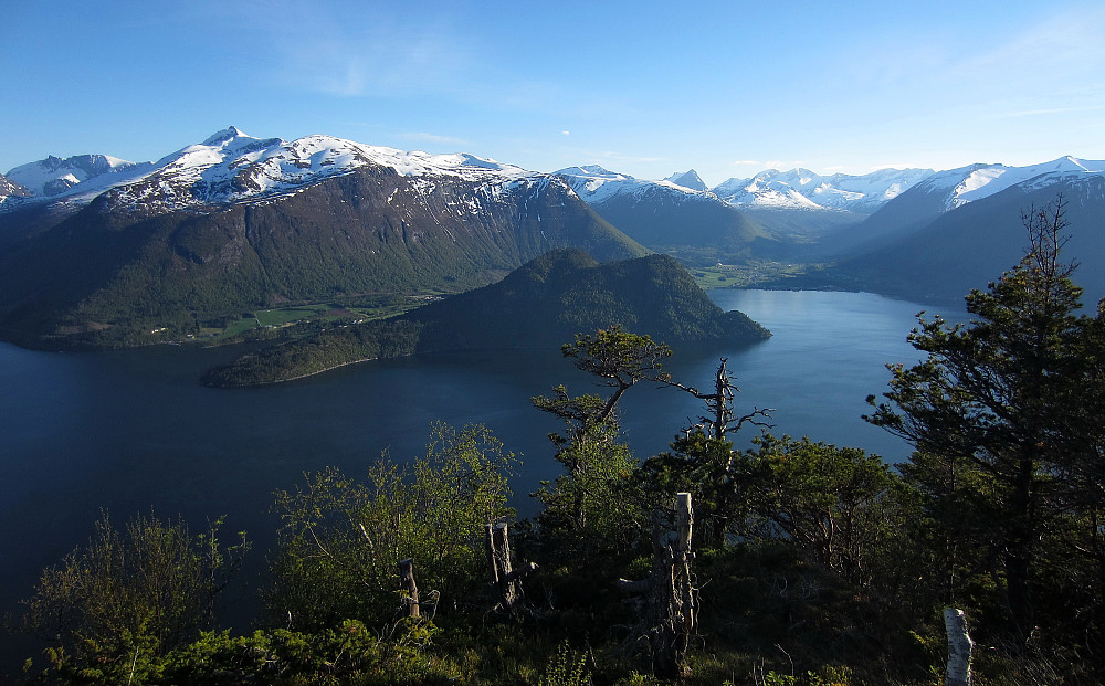 Mot Måndalen.