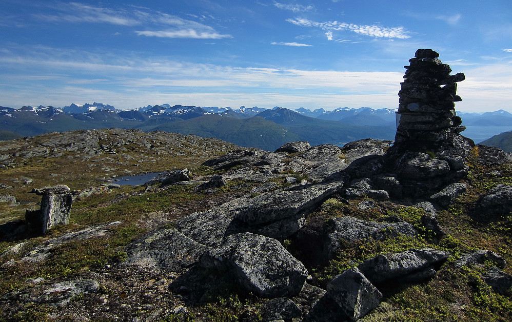 Toppvarden med kjente toppar i Rauma i bakgrunnen.