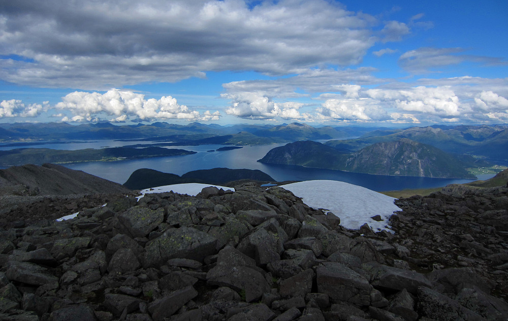 Utsikt ut fjorden frå Trolltinden.
