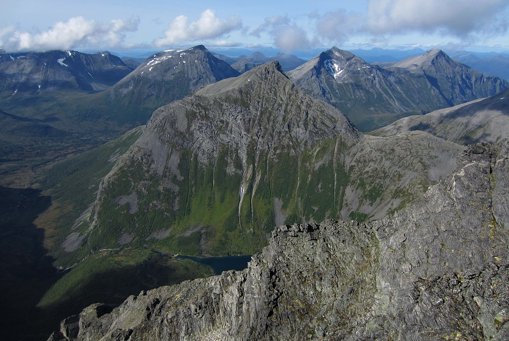 Utsikt frå Sjøboltinden. Gamlestølsfjellet nærmast.