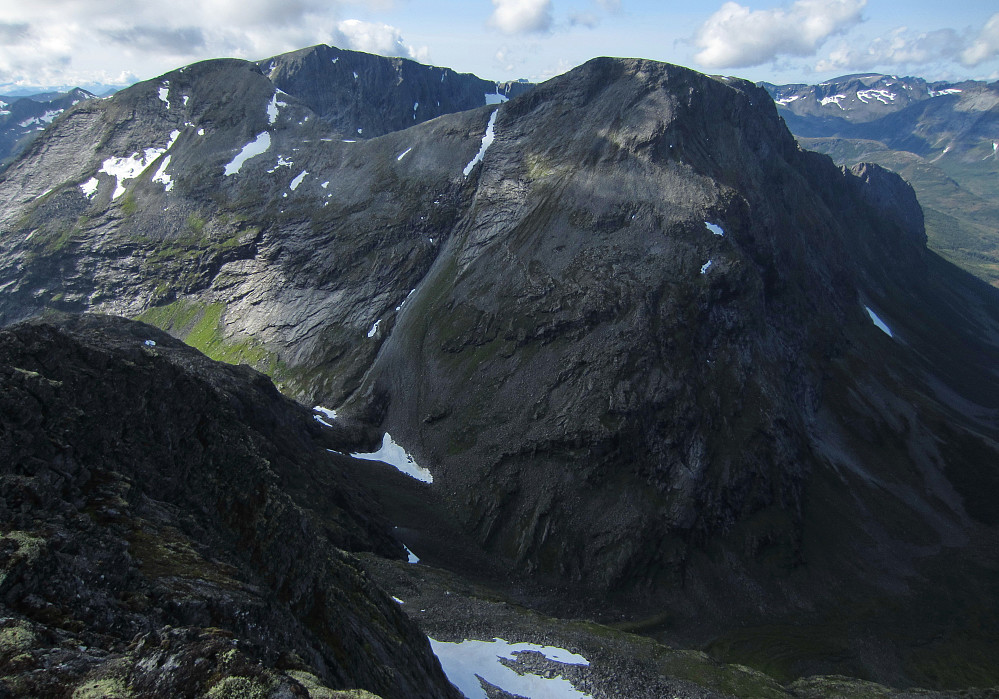 Grønfonnfjellet og Brekkehornet, med Taskedalstinden bak. Eg gjekk opp den markerte renna midt i bildet.