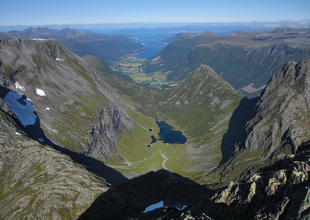 Flott utsikt ned mot Tresfjord.