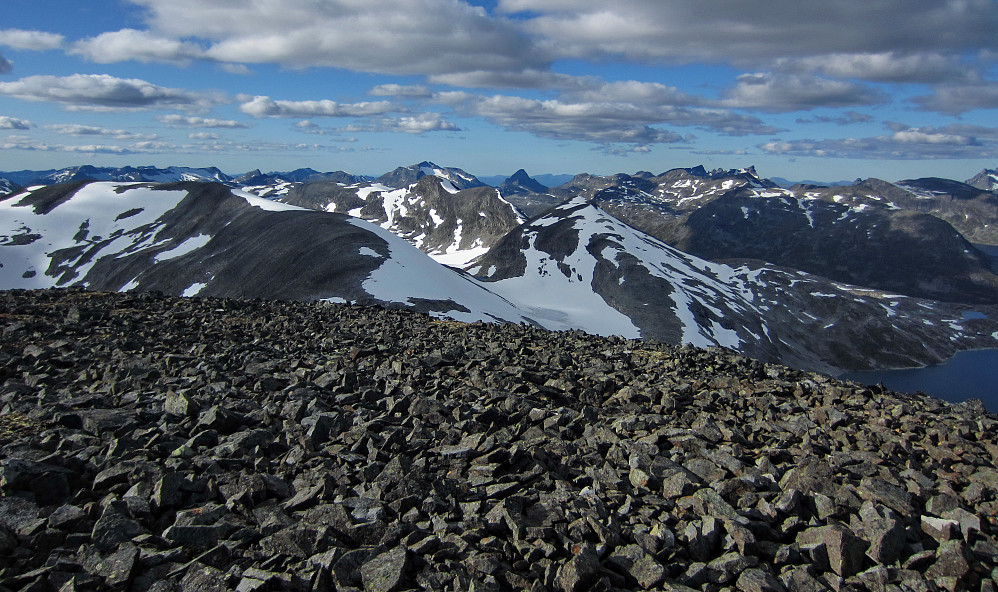 Flott utsikt mot kjente Romsdalsfjell.