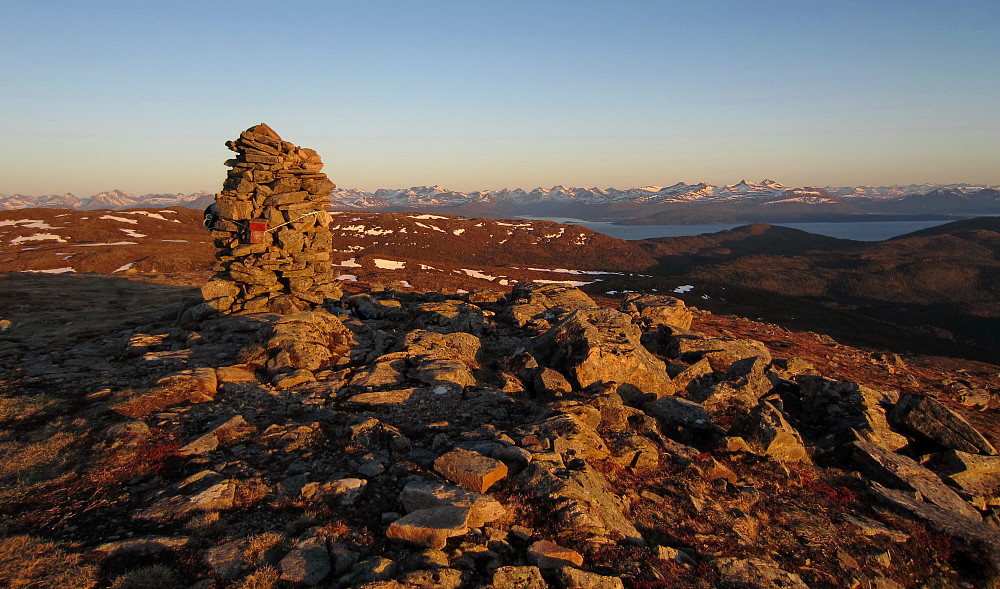 Toppvarden med Romsdalsfjella i bakgrunnen.