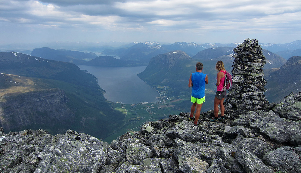 Johan og Gunn ser ned mot Innfjorden.