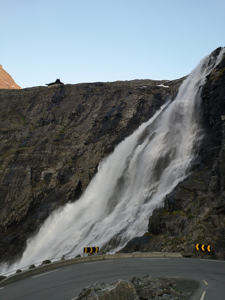 Aldri sett så stor elv i Trollstigen før!