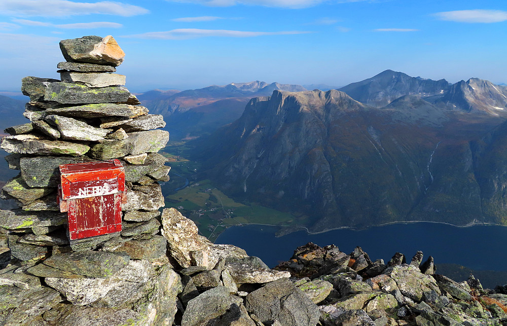Eikesdalsvatnet der nede.