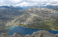 Utsikt frå toppen mot Dalsnibba og Djupvatnet