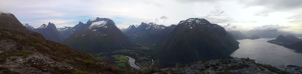 Panoramabilde mot blant anna Romsdalsfjorden og Isterdalen