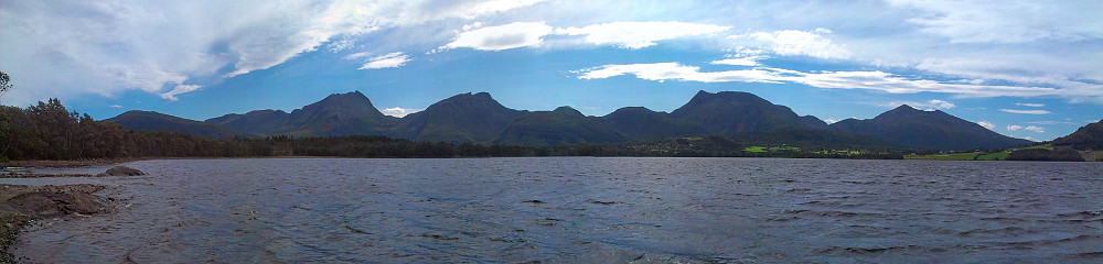 Panoramabilde av heile turen sett frå Nåsvatnet. Kvannfjellet til høgre, og Skredfjellet bak Seterfjellet til venstre.