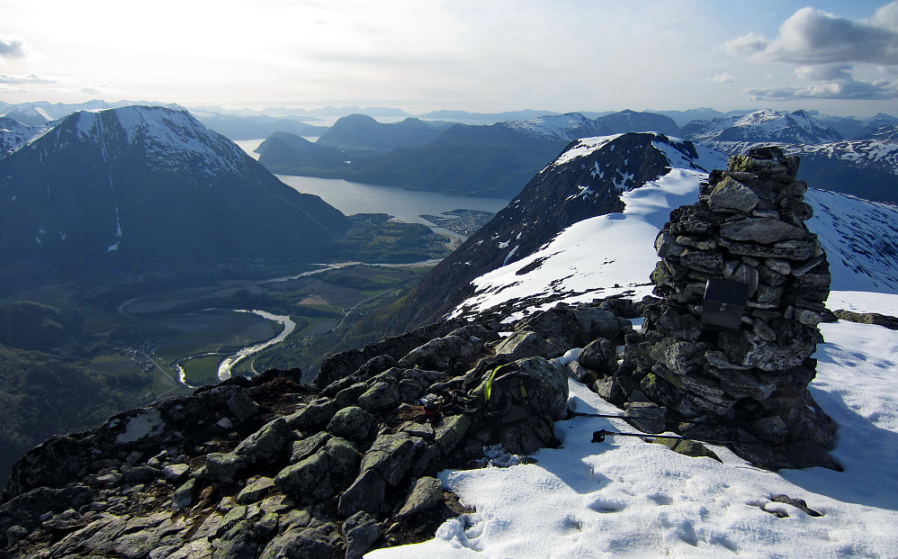 Toppvarden på Blånebba. Setnesfjellet på motsatt side av dalen.