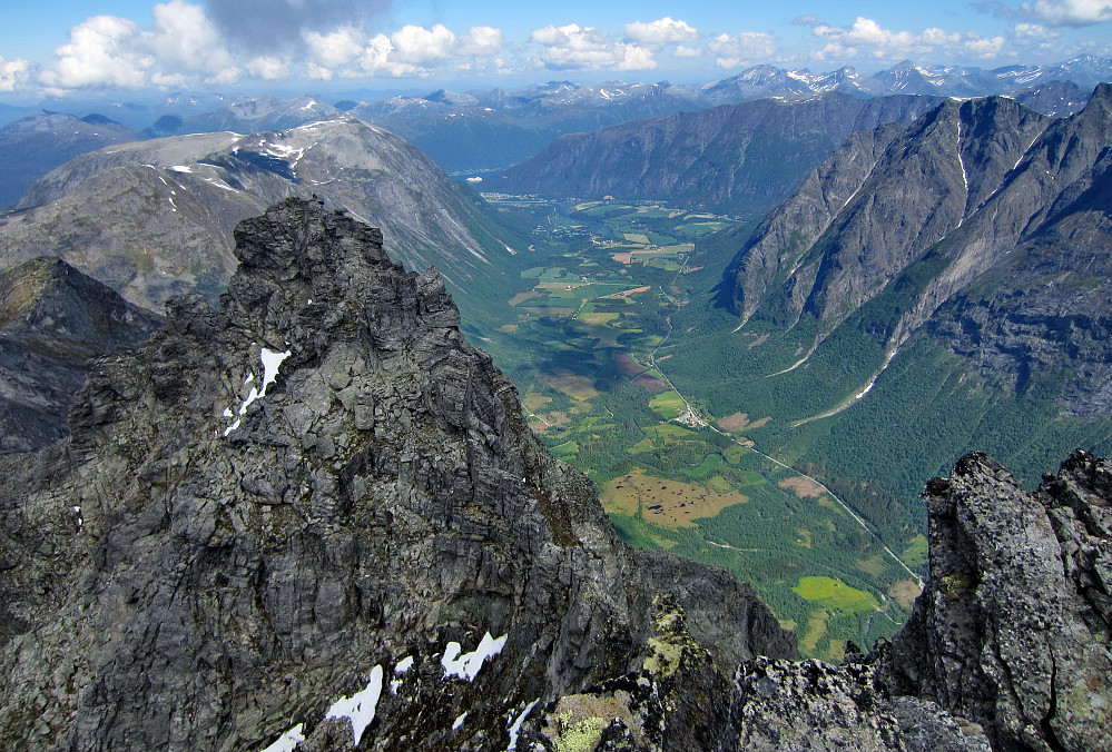 Flott utsikt nedover Isterdalen og mot Åndalsnes.