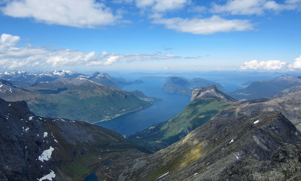 Utsikt mot Innfjorden og ut Romsdalsfjorden.