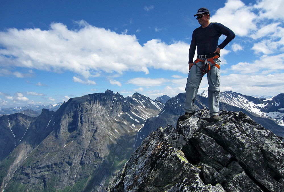 Ole-Petter på Dronningspiret, med Trolltindane i bakgrunnen.