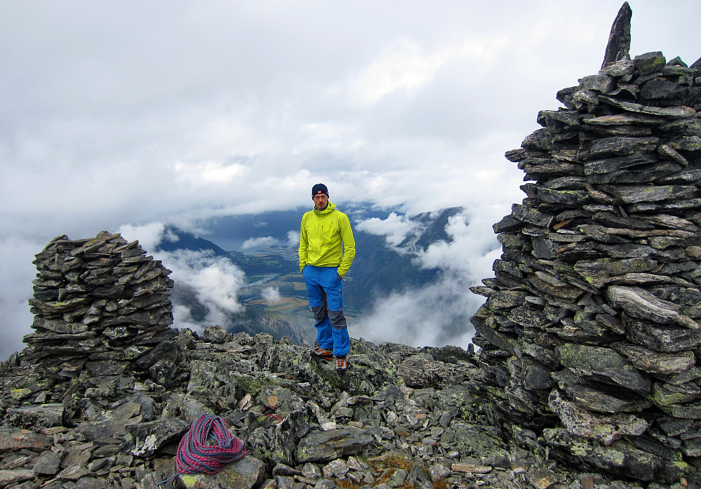 På toppen, med Åndalsnes bak.
