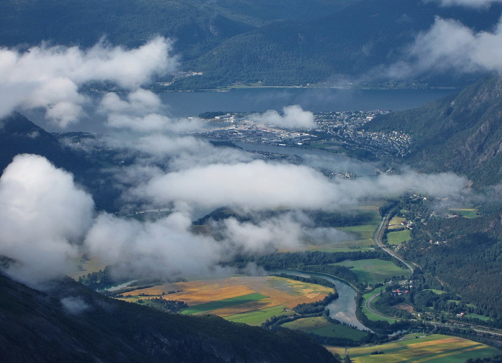 Zoom mot Åndalsnes.