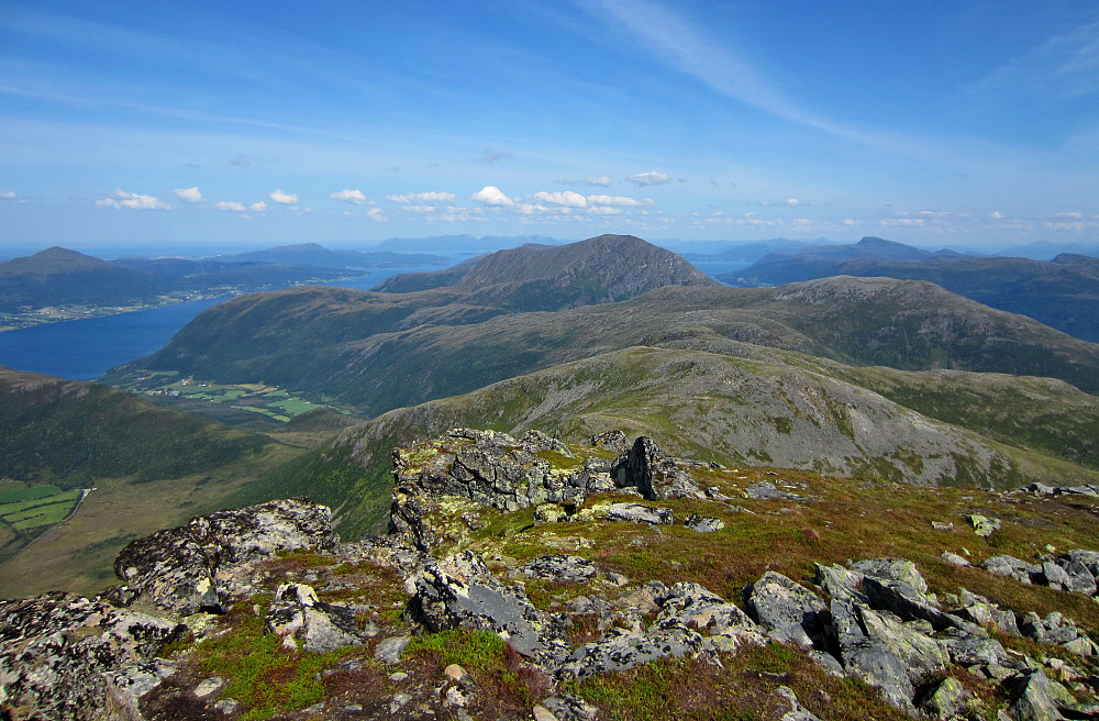 Vegen vidare frå Snøtind. Skredfjellet ligg til høgre for midten, og eg endte turen nede i bygda til venstre. Harstadfjellet bakerst.