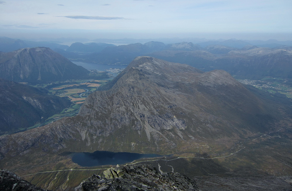 På toppen! Romsdalseggen langt der nede...