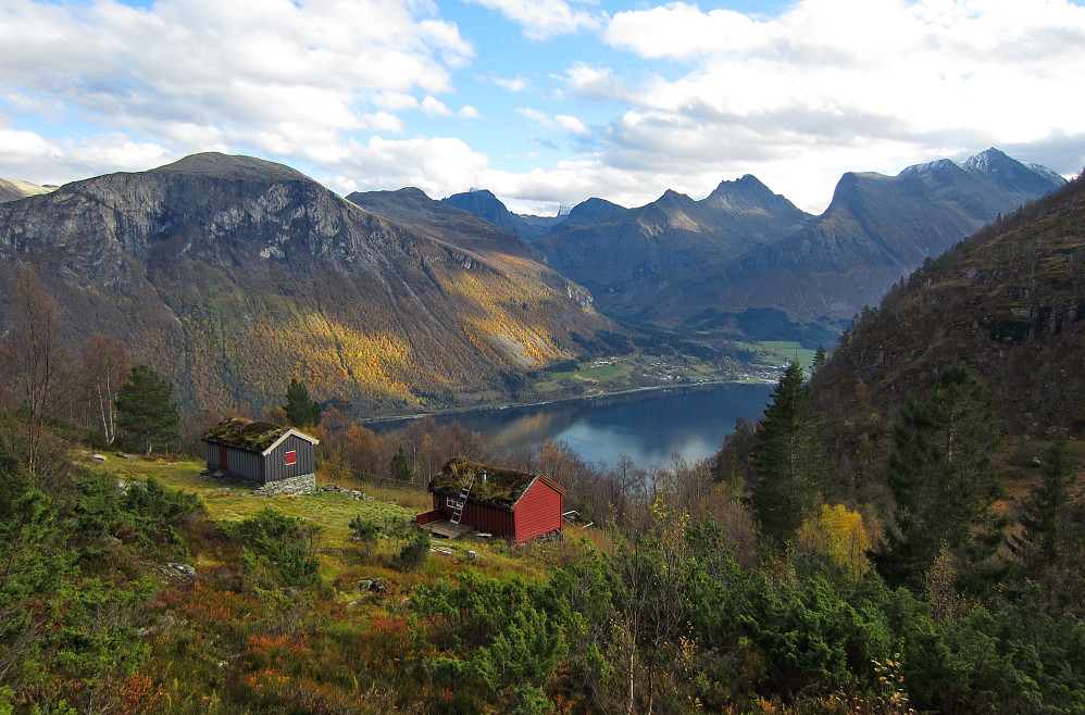 Søviksetra. Med blant anna Store Trolltind, Kongen, Dronninga og Finnan i bakgrunnen.