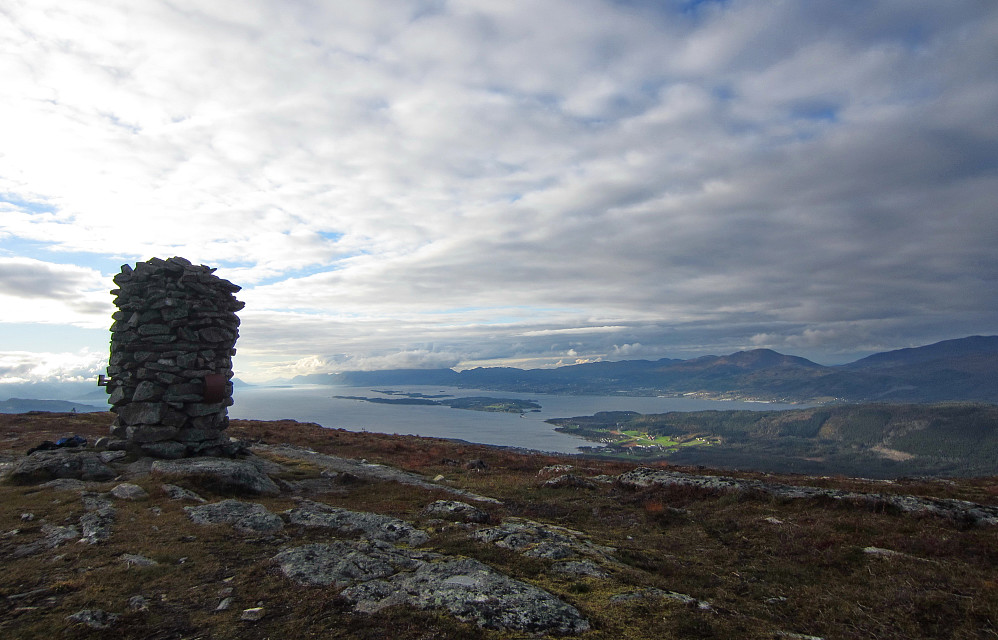 Toppvarden, med Molde i bakgrunnen.