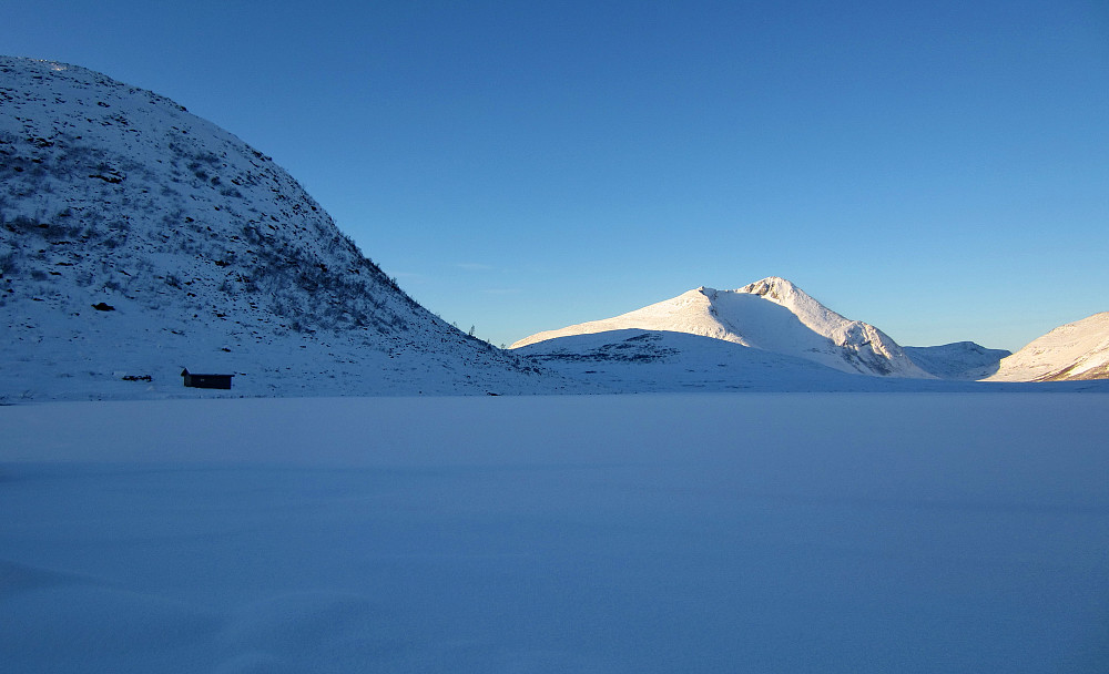 Breidvikvatnet og Smørbottind.